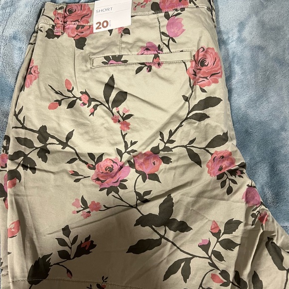 Super Cute Floral Plus Size Shorts - Picture 2 of 6